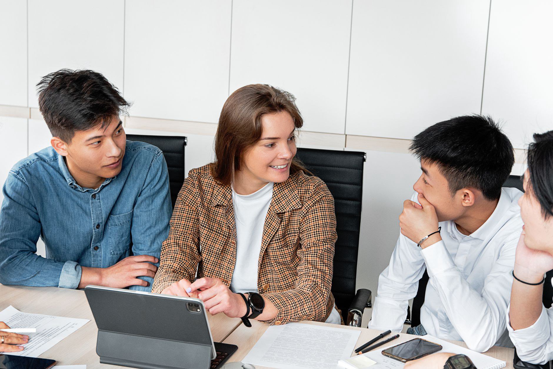 Vai trò của biển hiệu công ty trong thời đại số hóa Vai trò của biển hiệu công ty trong thời đại số hóa